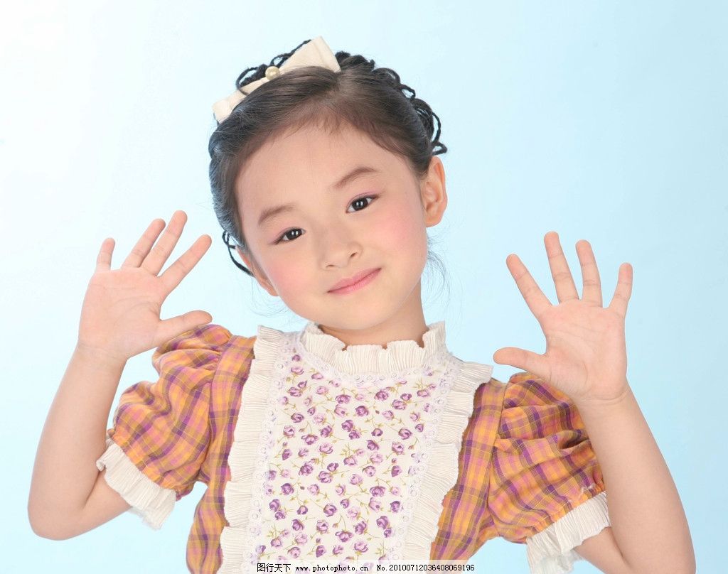 开心漂亮可爱的小女孩子图片 开心 漂亮 可爱的 小女孩子 图片 花色 衣服 花 红色衣服 开心的小女孩 可爱的小女孩子 儿童世界 世界儿童 儿童 小孩 幼儿 天真 可爱 儿童幼儿 微笑 可爱的脸蛋 白色 室内摄影 人物写真 嫩嫩的皮肤 时尚甜蜜的笑脸 长头发女孩子 漂亮的眼睛 300DPI 摄影 人物摄影 人物图库 JPG