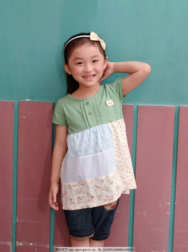 可爱的小女孩子图片,开心 漂亮 绿色 花色 衣服