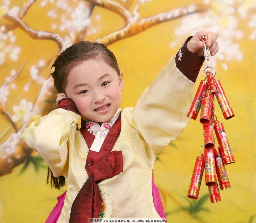 点击图片查看详情 两个男孩服侍一个女孩_两个女孩唱的新年歌