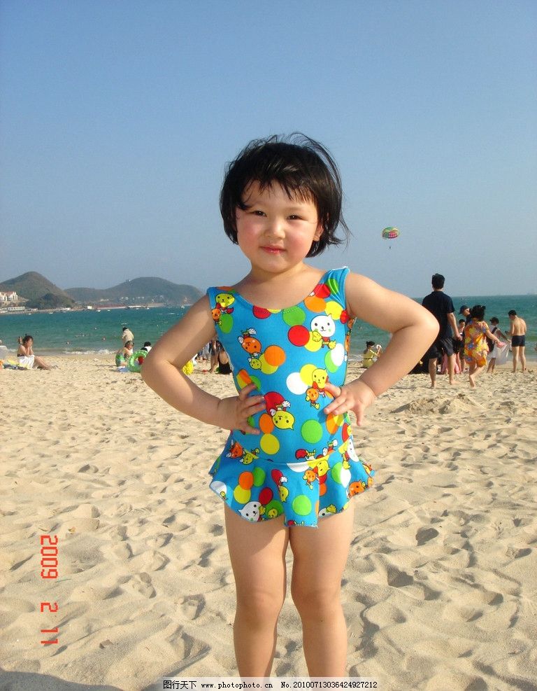 沙滩可爱小女孩子靓照 开心 漂亮 可爱的 小女孩子 图片 花色 衣服 花 卡通漫画衣服 沙滩靓照 海边 山 船只 游泳圈 海水 空中跳伞 泳装 红色衣服 沙滩脚印 渡假 开心的小女孩 可爱的小女孩子 儿童世界 世界儿童 儿童 小孩 幼儿 天真 可爱 儿童幼儿 微笑 可爱的脸蛋 白色 人物写真 嫩嫩的皮肤 时尚甜蜜的笑脸 短头发女孩子 漂亮的眼睛 300DPI 摄影 人物摄影 人物图库 JPG