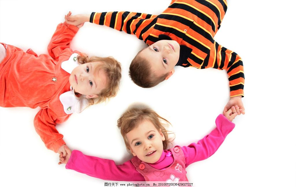 外国儿童手拉手 可爱 小孩 baby 儿童 玩耍 向上看 友谊 友情 手牵手 幼儿 手拉手 趴着的孩子 躺下 女孩 男孩 小伙伴 小朋友 外国宝宝 国外儿童 外国婴儿 宝宝 金发碧眼 地板 大眼睛 活泼可爱 天真活泼 童年 童趣 婴儿 幼儿园 托儿所 抬头 仰望 服装 儿童服装 快乐 开心 微笑 模板 儿童模板 人物 高清图片人物 高清图片 儿童幼儿 人物图库 摄影 300DPI JPG