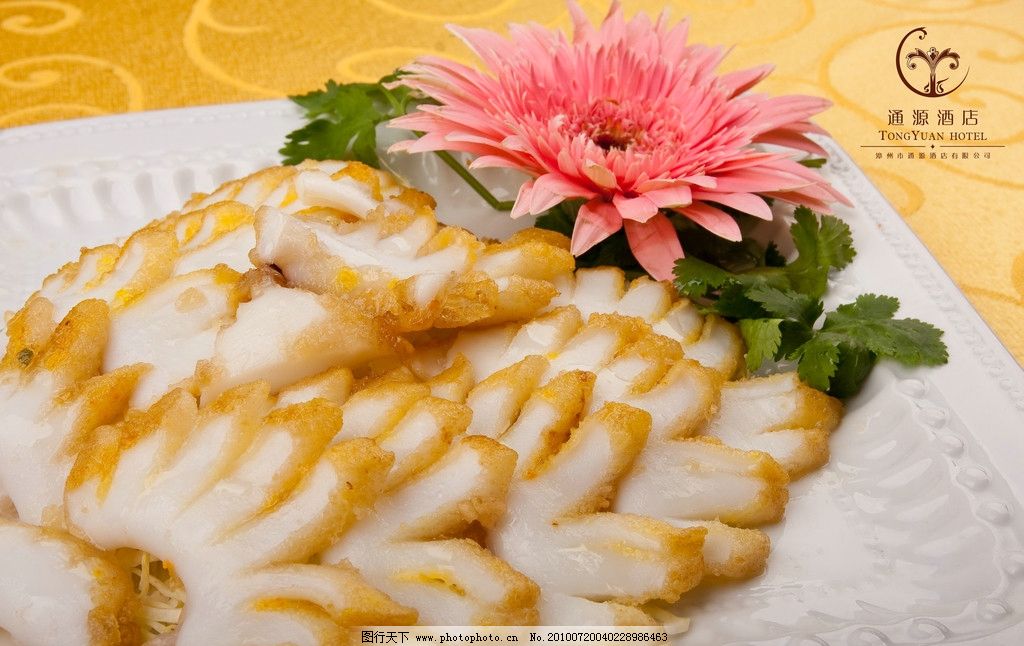 金牌目斗鱼 鱼肉 花 叶子 盘子 标志 桌布 美味 传统美食 餐饮美食 摄图片
