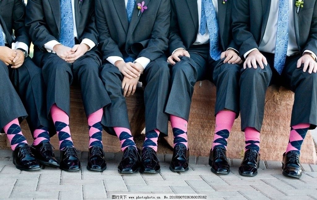 穿着粉色袜子的男士图片