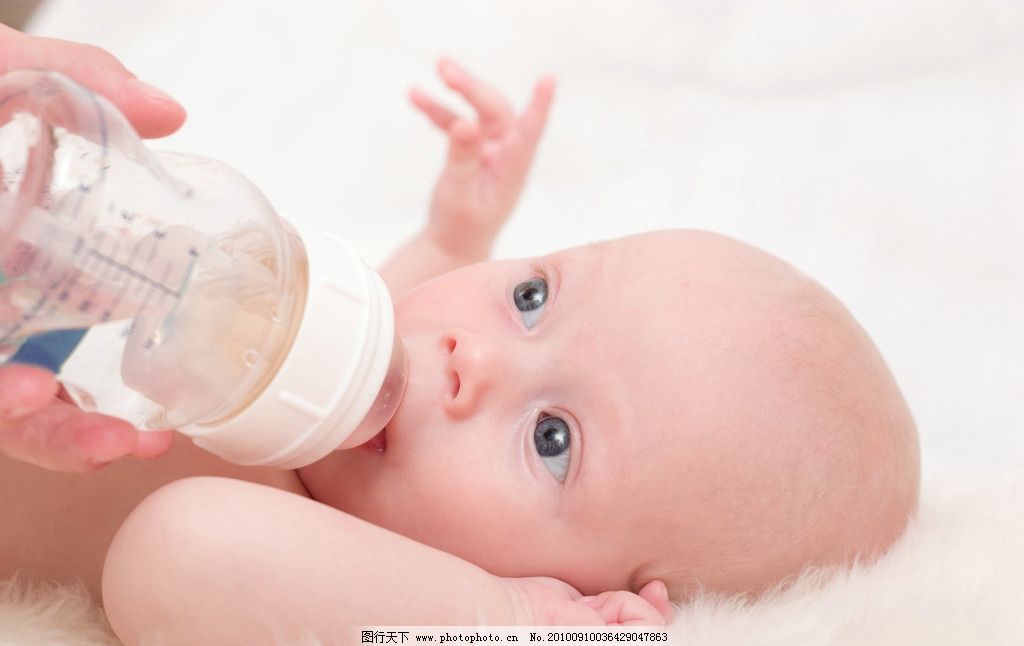 可爱宝宝 宝宝 baby 婴儿 喂奶 吃奶 儿童 宝贝 幼儿 可爱 儿童幼儿 人物图库 摄影 高清图片 300DPI JPG 儿童高清图片